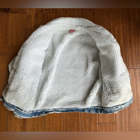 Levi's Distressed THRASHED Denim Trucker Jacket with Sherpa Lining - Picture 7 of 12